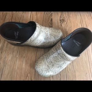 ⭐️Sale⭐️ Cream Paisley Dansko Clogs